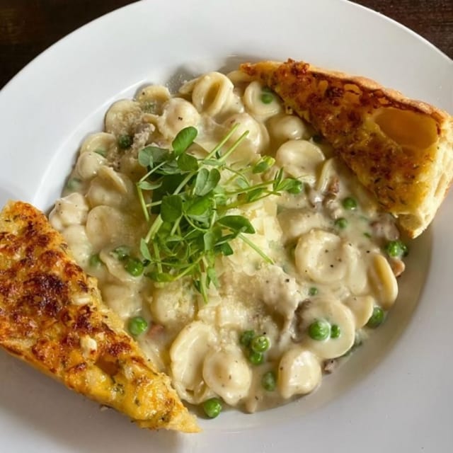 Sauce Bianca Button Pasta.